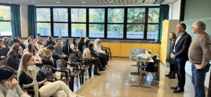 Stefan Achatz (stehend rechts), der Klassleiter der 10. Klasse begrüßte Landrat Dr. Ronny Raith und die Sozialpädagogin Sonja Fath. Foto: Heiko Langer / Landratsamt Regen