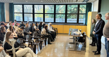 Stefan Achatz (stehend rechts), der Klassleiter der 10. Klasse begrüßte Landrat Dr. Ronny Raith und die Sozialpädagogin Sonja Fath. Foto: Heiko Langer / Landratsamt Regen