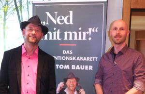 Prävention mit Witz: Tom Bauer (links) und Präventionsbeamter der Polizeidienststelle Dingolfing und Landau, Rudolf Schmuderer (rechts), informieren über Betrugsmaschen. Foto: Monika Ebnet
