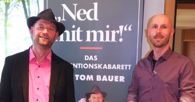 Prävention mit Witz: Tom Bauer (links) und Präventionsbeamter der Polizeidienststelle Dingolfing und Landau, Rudolf Schmuderer (rechts), informieren über Betrugsmaschen. Foto: Monika Ebnet
