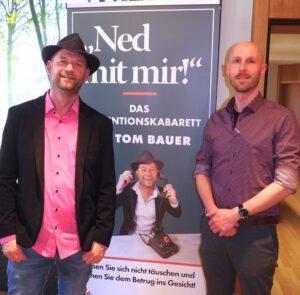 Prävention mit Witz: Tom Bauer (links) und Präventionsbeamter der Polizeidienststelle Dingolfing und Landau, Rudolf Schmuderer (rechts), informieren über Betrugsmaschen. Foto: Monika Ebnet