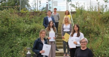 Landrätin Rita Röhrl begrüßt (versetzt von unten nach oben) Anna Traxinger, Angelina Ebner, Carina Schwirzinger, Kathrin Freimuth und Stefan Aulinger am Landratsamt Regen. Ebenfalls einen guten Start wünschten ihnen Ausbildungsleiterin Astrid Roßmark-Lorenz und Michael Fenzl als Vertreter des Personalrats (Foto: Reinhard Wölfl/Landratsamt Regen)