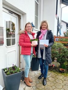 Doris Werner überreicht Nadine Hoffmann den Gutschein der Gärtnerei Weinberger (Foto: Doris Werner / Landkreis Regen)
