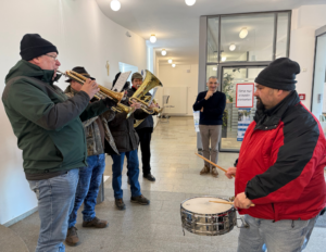 Landrat Dr. Ronny Raith lauscht den zünftigen Klängen der Neuen Stadtkapelle Regen im Landratsamt. Foto: Iris Gehard / Landkreis Regen