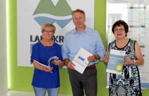 Landrätin Rita Röhrl (li.) mit Helmut Plenk sowie Christine Kreuzer und einige Notfallmappen. Foto: Langer/Landkreis Regen