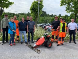 In Zwiesel wurden die artenreichen Grünstreifen am Ziegelwiesenparkplatz in Augenschein genommen. Im Bild von links: Kreisfachberater Klaus Eder, Biodiversitätsberaterin Johanna David, Tom Ballmann (Bauhof Eisenstein), Christian Erl (Leiter Bauhof Zwiesel), Frauenaus Bürgermeister Fritz Schreder, Zwiesels Dritter Bürgermeister Jens Schlüter, Michael Rietzler, Andreas Schmid, Martin Kufner (alle Bauhof Zwiesel) und Bay. Eisensteins Bürgermeister Michael Herzog (Foto: Wudy/Stadt Zwiesel)