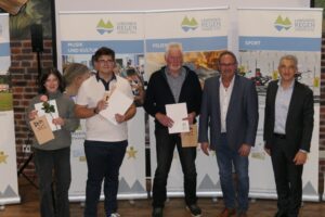 Patersdorf: Veronika Kauschinger, Jonas Hartl, Franz Bergbauer, Bürgermeister Adolf Muhr, Landrat Dr. Ronny Raith