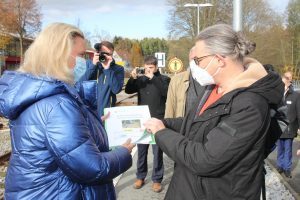 Bereits vor der Waldbahnfahrt nahm die Ministerin eine Petition entgegen.  Foto: Langer/Landkreis Regen