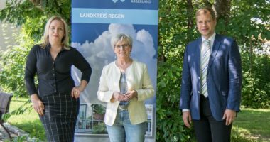 Im Bild von rechts: Bezirkstagspräsident Dr. Olaf Heinrich, Landrätin Rita Röhrl und Beraterin Nicole Bayer Foto: Lang/Bezirk Niederbayern