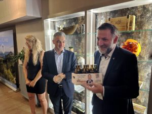 Für Regionalpräsidenten Rudolf Špoták (re.) hatte Landrat Dr. Ronny Raith ein besonderes Geschenk dabei:  Ein Sechserpack Bier in einem Holzkisterl mit dem Bild von Špoták. Foto: Heiko Langer / Landratsamt Regen