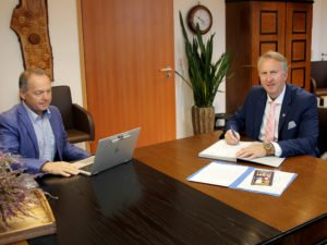 Unser Bild zeigt den stellvertretenden Landrat Helmut Plenk (re.) mit dem Landratsamtsgeschäftsführer und Büroleiter Günther Weinberger bei einer morgendlichen Besprechung tagesaktueller Themen. Foto: Langer/Landkreis Regen