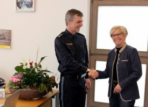 Der erste Polizeihauptkommissar Rainer Leutsch wurde von Landrätin Rita Röhrl im Landratsamt Regen begrüßt. Foto: Langer/Landkreis Regen