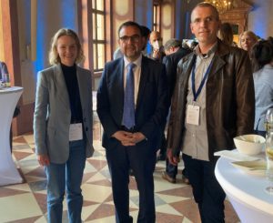 Beim Auftakt in der Residenz in München Staatsminister Klaus Holetschek (Mitte) und Lena Stein (li.) und Matthias Wagner (re.) vom Landratsamt Regen. Foto: Jehle