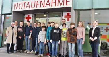 v.l.: Rita Röhrl, Franz Kandler, die Boys, Michaela Garhammer / Pflegedienstleitung am Standort Viechtach und Judith Weinberger-Singh. Foto: Kreisentwicklung Landkreis Regen