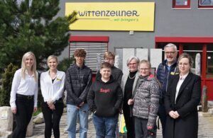 Die Girls und Boys von links mit Jennifer Miedl und Jennifer Schreckinger, Rita Röhrl, Geschäftsführer Anton Wittenzellner und Judith Weinberger-Singh. Foto: Kreisentwicklung Landkreis Regen