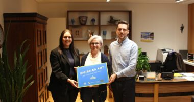 Landrätin Rita Röhrl (Mitte), Jennifer Schmidt von der Führerscheinstelle und Johann Brunner vom Digitalisierungsteam freuen sich darüber, weitere Online-Services anbieten zu können. Foto: Reinhard Wölfl/Landratsamt Regen