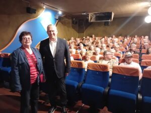 Christine Kreuzer und Werner Rankl im gut gefüllten Zwieseler Kinosaal. Foto: Doris Werner/Landratsamt Regen