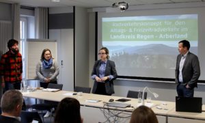 Judith Weinberger-Singh (Bildmitte), die Leiterin der Kreisentwicklung, freut sich über das rege Interesse am Thema. Unterstützt wird sie (von links) von Johann Wenzl, Tourismusreferentin Elisabeth Unnasch und dem greensolutions-Team um Rainer Lampl. Foto: Reinhard Wölfl/Landkreis Regen