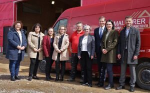 v.l.: Arnbrucks erste Bürgermeisterin Angelika Leitermann, Manuela Königbauer, Elisabeth Unnasch, Philipp Malterer, Rita Röhrl, Rainer Haselbeck sowie Simone Krönauer und Markus Drüke von der Sparkasse Regen-Viechtach. Foto: Kreisentwicklung Landkreis Regen