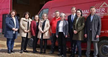 v.l.: Arnbrucks erste Bürgermeisterin Angelika Leitermann, Manuela Königbauer, Elisabeth Unnasch, Philipp Malterer, Rita Röhrl, Rainer Haselbeck sowie Simone Krönauer und Markus Drüke von der Sparkasse Regen-Viechtach. Foto: Kreisentwicklung Landkreis Regen