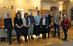 v.l.: Judith Weinberger-Singh, Manuela Königbauer, Familie Mühlbauer, Rita Röhrl, Rainer Haselbeck, Drachselsrieds Erster Bürgermeister Johannes Vogl und Elisabeth Unnasch. Foto: Kreisentwicklung Landkreis Regen