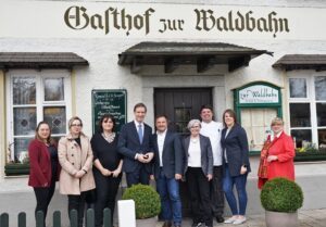 Tourismusreferentin Elisabeth Unnasch, Judith Weinberger-Singh, Manuela Königbauer, Rainer Haselbeck, Zwiesels Erster Bürgermeister Karl-Heinz Eppinger, Rita Röhrl und Familie Hesse. Foto: Kreisentwicklung Landkreis Regen