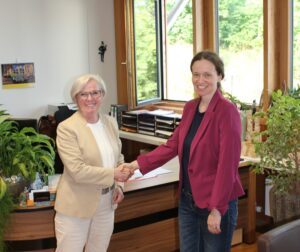 Landrätin Rita Röhrl (li.) wünscht Iris Gehard viel Erfolg bei ihrer neuen Tätigkeit. Foto: Reinhard Wölfl/Landratsamt Regen