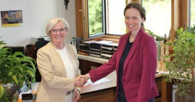 Landrätin Rita Röhrl (li.) wünscht Iris Gehard viel Erfolg bei ihrer neuen Tätigkeit. Foto: Reinhard Wölfl/Landratsamt Regen