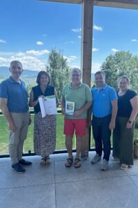 Landrat Dr. Ronny Raith (li.), Bürgermeister Karl-Heinz Eppinger (4.v.li.) und die Tourismusbeauftragte Elisabeth Unnasch (re.) gratulierten Astrid Enke und Michael Fischer. Foto: Heiko Langer / Landratsamt Regen.