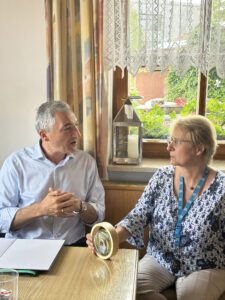 Unser Bild zeigt Landrat Dr. Ronny Raith im Gespräch mit Renate Rossberger bei der Übergabe des Preises. Foto: Heiko Langer / Landratsamt Regen