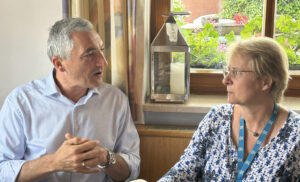 Unser Bild zeigt Landrat Dr. Ronny Raith im Gespräch mit Renate Rossberger bei der Übergabe des Preises. Foto: Heiko Langer / Landratsamt Regen