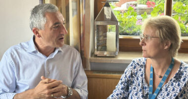 Unser Bild zeigt Landrat Dr. Ronny Raith im Gespräch mit Renate Rossberger bei der Übergabe des Preises. Foto: Heiko Langer / Landratsamt Regen