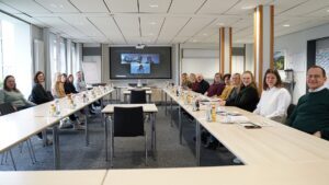 Die Teilnehmenden des „Runden Tisches“ tauschten sich im ARBERLAND HAUS Regen rege aus. Foto: Lange/Kreisentwicklung Landkreis Regen