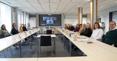 Die Teilnehmenden des „Runden Tisches“ tauschten sich im ARBERLAND HAUS Regen rege aus. Foto: Lange/Kreisentwicklung Landkreis Regen