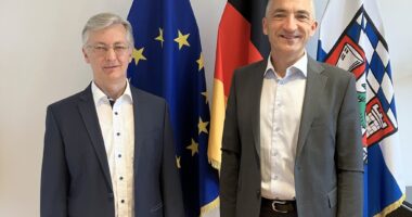 Unser Bild zeigt: Landrat Dr. Ronny Raith mit Roland Saller, Direktor des Amtsgerichts Viechtach. Foto: Ramona Simeth / Landratsamt Regen
