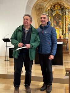 Landrat Dr. Ronny Raith (rechts) überreicht Diakon i. R. Sepp Schlecht die Landkreismedaille – als Anerkennung für jahrzehntelanges Engagement und den Aufbau des Hungermarsches als feste Größe der regionalen Solidaritätsarbeit. Foto: Michael Süß.