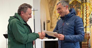 Landrat Dr. Ronny Raith (rechts) überreicht Diakon i. R. Sepp Schlecht die Landkreismedaille – als Anerkennung für jahrzehntelanges Engagement und den Aufbau des Hungermarsches als feste Größe der regionalen Solidaritätsarbeit. Foto: Michael Süß.