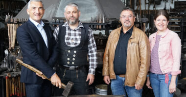 Foto: Schmiedekunst v.li.: Landrat Dr. Ronny Raith, Tobias Haselmayr, Ruhmannsfeldens Bürgermeister Werner Troiber und Wirtschaftsförderin Teresa Sitzberger hätten sich am liebsten gleich im Rahmen eines Schmiedekurses zusammen an die Esse gestellt.