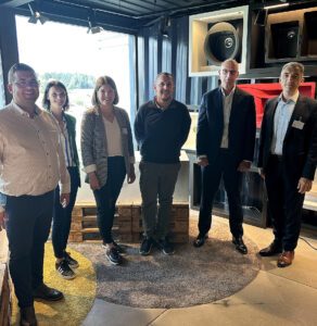 Landrat Dr. Ronny Raith (re.), Bürgermeister Andreas Kroner (li.) und Wirtschaftsförderin Teresa Raith (3.v.li.), tauschten sich mit den Schock-Verantwortlichen um CSO Alexander Zeeh (2.v.re.), Personalchefin Susanne Schmid und Christian Hain (Referent der Produktionsleitung) aus. Foto: Heiko Langer / Landratsamt Regen