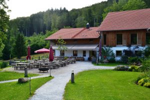 Der 1. Preis in der Kategorie „Schönster Biergarten“ ging an die Gutsalm Harlachberg. Foto: Landkreis Regen, Eder.