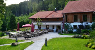 Der 1. Preis in der Kategorie „Schönster Biergarten“ ging an die Gutsalm Harlachberg. Foto: Landkreis Regen, Eder.