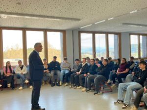 Unser Bild zeigt: Landrat Dr. Ronny Raith im Austausch mit den Schülerinnen und Schülern der Mittelschule Ruhmannsfelden. Foto: Ramona Simeth / Landkreis Regen