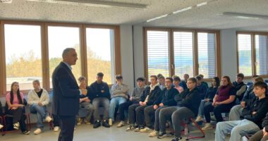 Unser Bild zeigt: Landrat Dr. Ronny Raith im Austausch mit den Schülerinnen und Schülern der Mittelschule Ruhmannsfelden. Foto: Ramona Simeth / Landkreis Regen