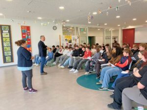 Unser Bild zeigt: Landrat Dr. Ronny Raith und Kommunale Jugendpflegerin Kathrin Götz im Austausch mit den Schülerinnen und Schülern der Mittelschule Viechtach. Foto: Ramona Simeth / Landratsamt Regen
