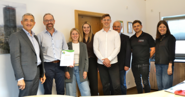 Die erneute Auszeichnung des Versicherungsbüros Hermann im Umwelt- und Klimapakt Bayern nahmen das Team um Franz und Katrin Hermann gemeinsam mit Landrat Dr. Ronny Raith, Viechtachs Zweitem Bürgermeister Hans Wühr und Wirtschaftsförderin Teresa Sitzberger zum Anlass für ein gemeinsames Foto. Im Bild (v. l.): Landrat Dr. Ronny Raith, Franz Hermann, Katharina Wühr, Katrin Hermann, Matthias Häring, Hans Wühr, Dominik Lemberger und Teresa Sitzberger. Foto: Miriam Lange / Landratsamt Regen.