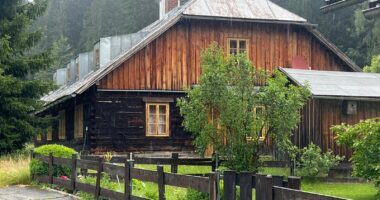 Das ehemalige Werkmeisterwohnhaus mit Kantine ist Teil des denkmalgeschützten Ensembles der Seebachschleife in Bayerisch Eisenstein. Foto: Sonja Morgenstern / Landratsamt Regen.
