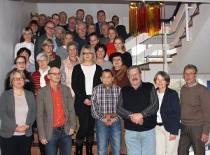 Die Teilnehmer des ersten Workshops Seniorenpolitisches Gesamtkonzept mit Moderatoren und Landrat. Foto: Langer/Landkreis Regen