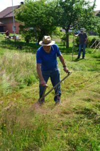 Nach der Theorie folgt die Praxis: Sepp Kraus zeigt wie es geht. Foto: Eder/Landkreis Regen