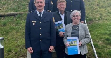 Alljährlich übergibt das Polizeipräsidium Niederbayern den Sicherheitsbericht an das Landratsamt Regen. Vordere Reihe (jeweils von rechts): Landrätin Rita Röhrl, Leitender Kriminaldirektor Paul Mader und Polizeipräsident Manfred Jahn Mittlere Reihe: Polizeihauptkommissare Armin Süß, Klaus Pister und Andreas Ertl Hintere Reihe: Regierungsdirektor Alexander Kraus, Oberregierungsrat Frederick Fauser und Erster Polizeihauptkommissar Arno Bogner
