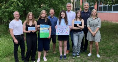 Unser Bild zeigt (v.l.): Bürgermeister und Vorsitzenden des Kreisverbands für Gartenkultur und Landespflege Herbert Preuß, Lex Laura, Leonie Eibl, Kreisfachberater Martin Straub, Mariia Ivanova, Realschuldirektor Alexander Reimer, Lea Weinzierl, Landrat Dr. Ronny Raith und Kunstlehrerin Kathrin Köck. Foto: Ramona Simeth / Landratsamt Regen.
